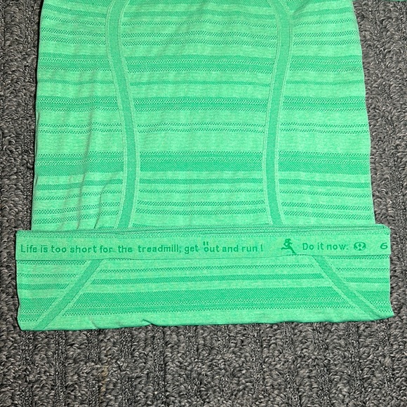 Lululemon Kelly Green Running Shirt Size 0 - Picture 3 of 4